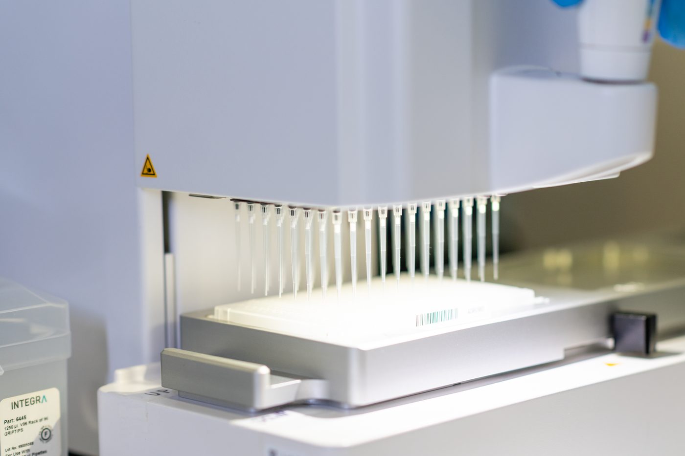 Pipettierroboter verteilt Flüssigkeit auf eine Probenplatte