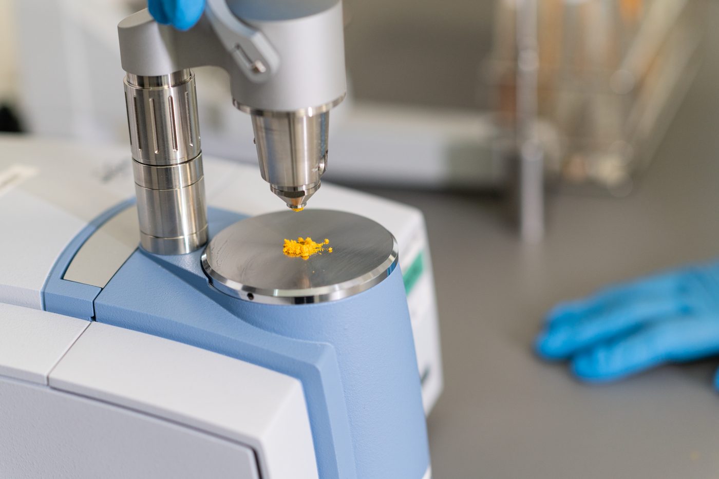 Pulverprobe auf dem Messkopf eines Analysegeräts